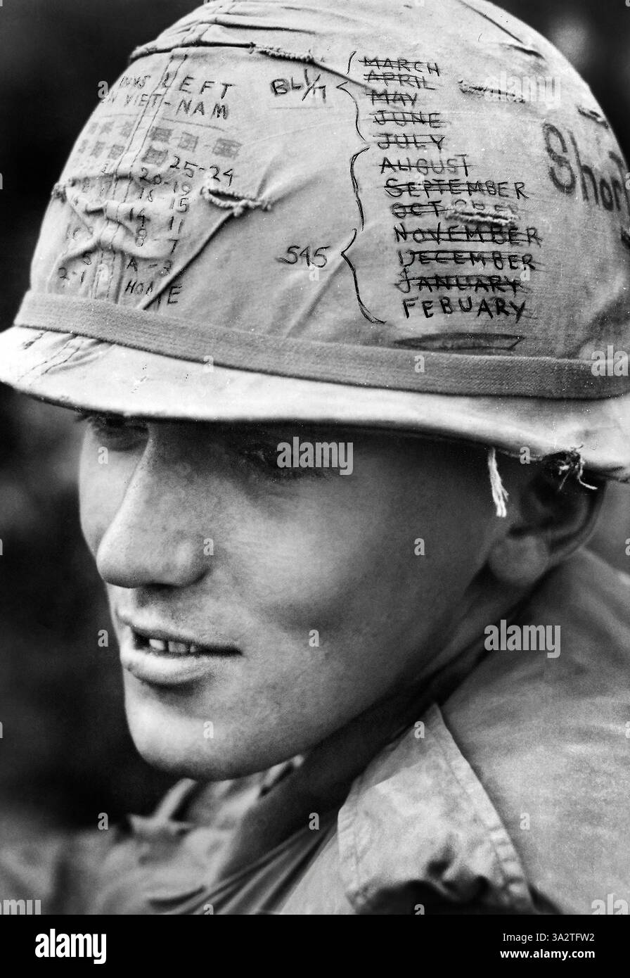 Sky Trooper americano della 1st Cavalry Division (Airmobile) tenendo traccia del tempo che ha lasciato sul suo casco "breve tempo", mentre partecipava all'operazione Pershing, vicino a Bong Son, Vietnam, U.S. Army Signal Corps, 1968 Foto Stock