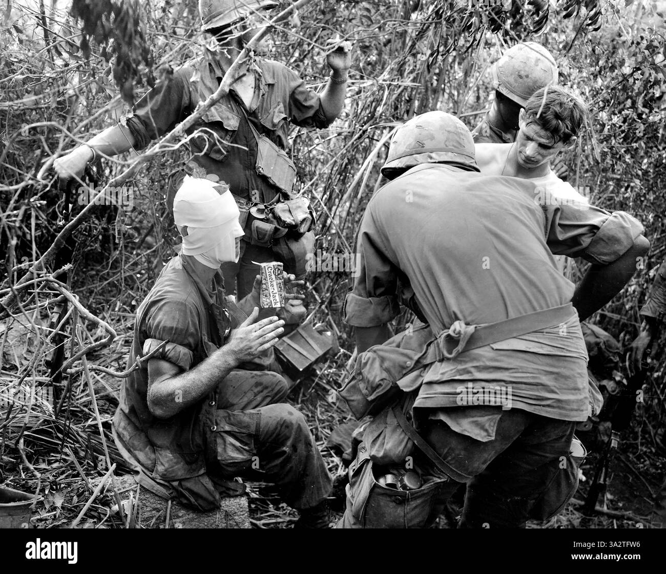 Membri della compagnia "D" 1st Battalion, 501st Airborne Infantry relativi a battaglia e ferite ricevute durante l'azione ad est di Tam Ky, Vietnam, U.S. Army Signal Corps, 12 agosto 1969 Foto Stock