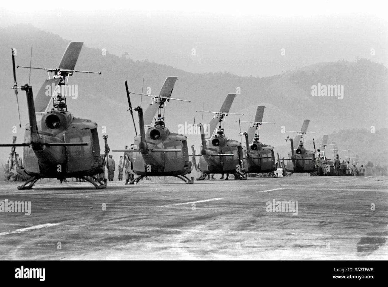 Elicotteri statunitensi della 170th e 189th Helicopter Assault Companies, in attesa del comando delle truppe a Polei Kleng, Central Highlands della Repubblica del Vietnam del Sud, U.S. Army Signal Corps, 10 aprile 1969 Foto Stock