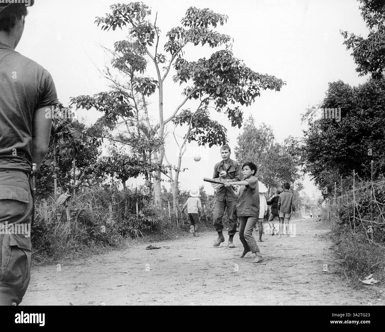 I membri del 3rd Battalion degli Stati Uniti, 187th Infantry, 101st Airborne Division (Airmobile), si uniscono ai bambini nel gioco del baseball, AP Uu Thoung, Vietnam, U.S. Army Signal Corps, 15 gennaio 1970 Foto Stock
