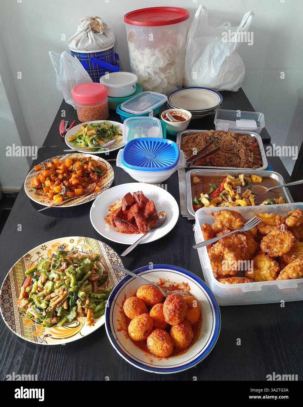 Una selezione di cibo warung locale a Bandung, Indonesia. Foto Stock