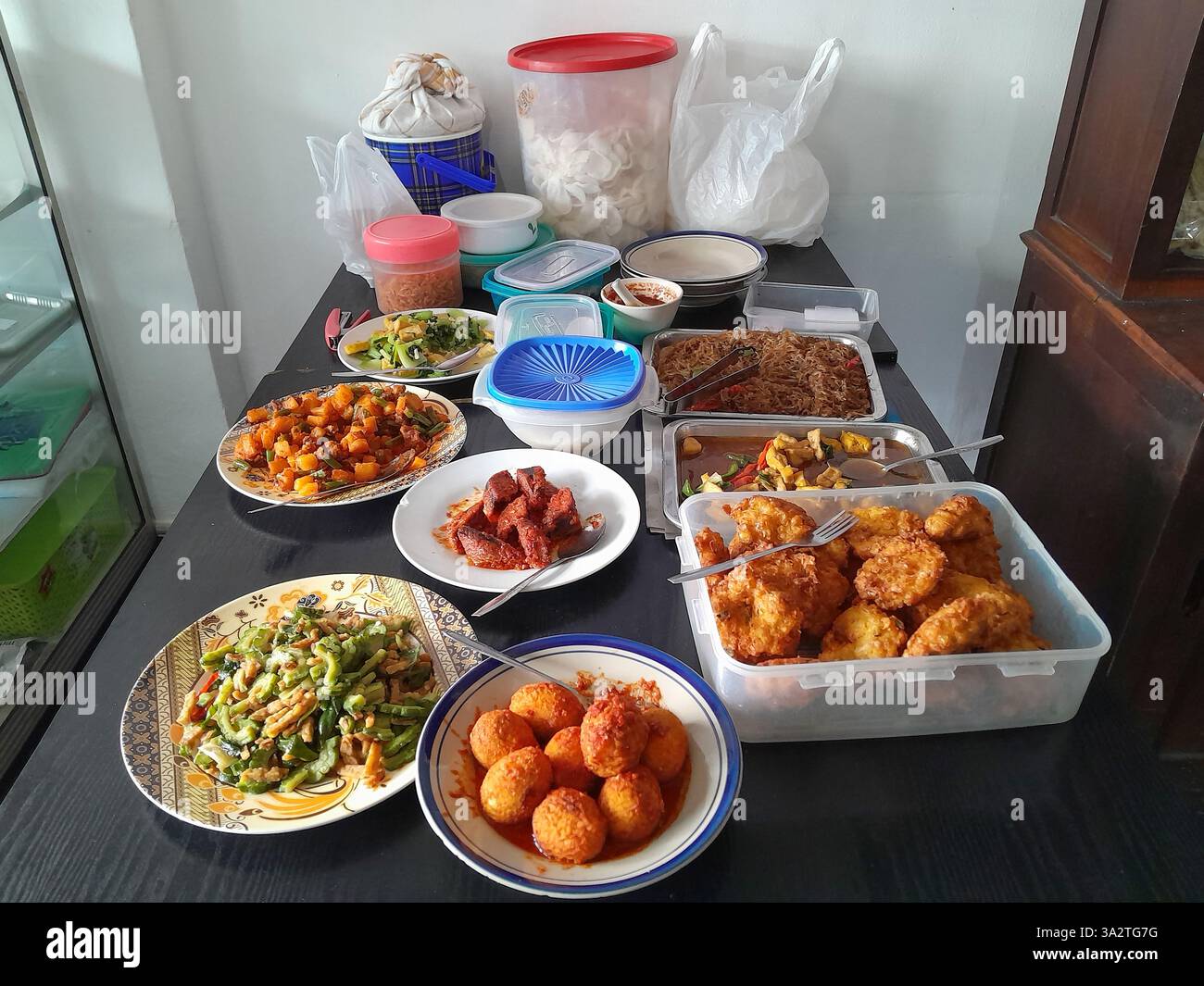 Una selezione di cibo warung locale a Bandung, Indonesia. Foto Stock