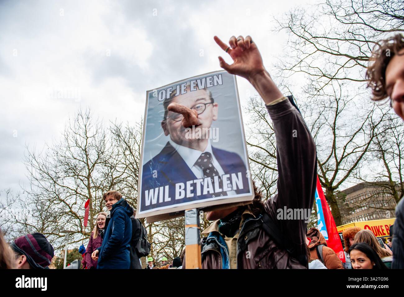 Nijmegen, Paesi Bassi. 13 marzo 2025. Un cartello con l'immagine di EPPO Bruins, Ministro dell'istruzione, della cultura e della scienza visto durante la manifestazione. Insegnanti e studenti hanno scioperato contro i tagli all'istruzione superiore. La giornata è iniziata con una dimostrazione all'università, e da lì, la gente ha marciato verso il centro della città per chiarire al governo che i tagli devono essere tolti dal tavolo. Credito: SOPA Images Limited/Alamy Live News Foto Stock