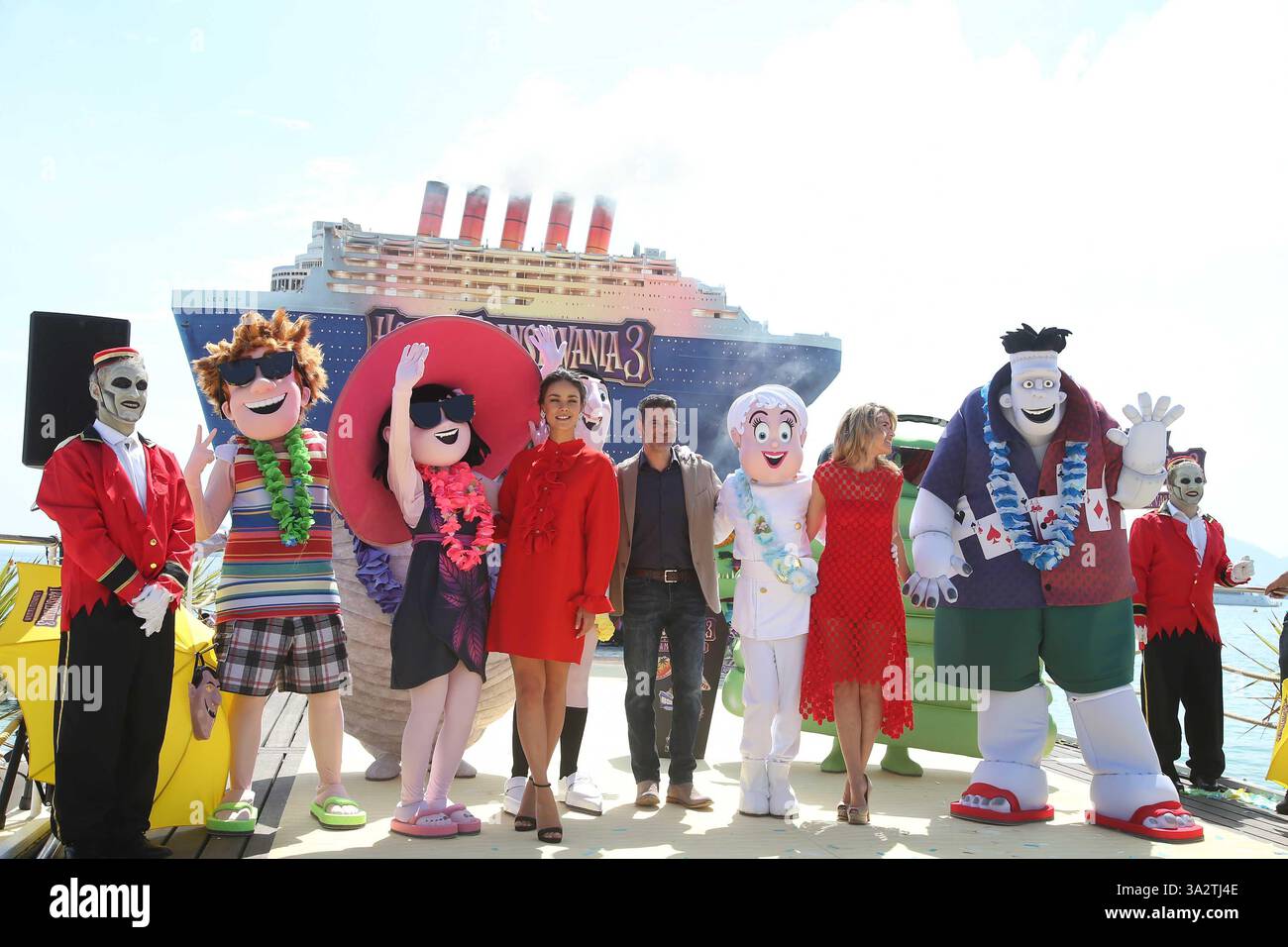 CANNES, FRANCIA - MAGGIO 07: I doppiatori Janina Uhse (quarta a sinistra), Rick Kavanian (C) e Anke Engelke (terza a destra) entrano nel 71° Festival di Cannes per una colorata foto con i personaggi del film per lanciare un'anteprima di 'Hotel Transylvania 3' a Carlton Beach il 7 maggio 2018 a Cannes, Francia. CAP/GOL ©GOL/Capital Pictures Foto Stock