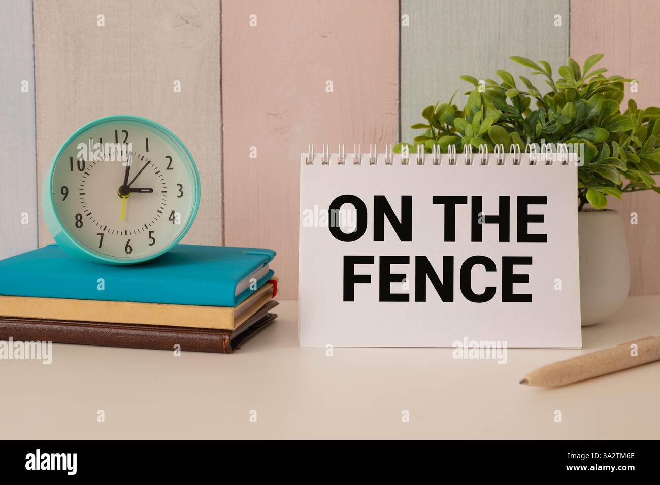 TEMPO DI DISINTOSSICAZIONE della parola scritta sulla nota adesiva sull'orologio analogico arancione appeso sulla recinzione su sfondo sfocato Foto Stock