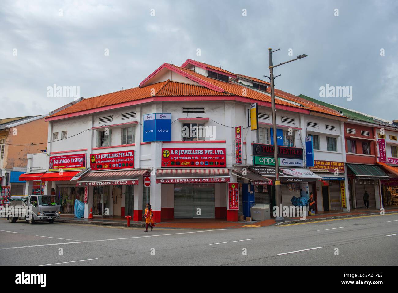 Edifici commerciali storici su Serangoon Road presso Cuff Road a Little India, quartiere di Rochor nell'area centrale di Singapore. Foto Stock