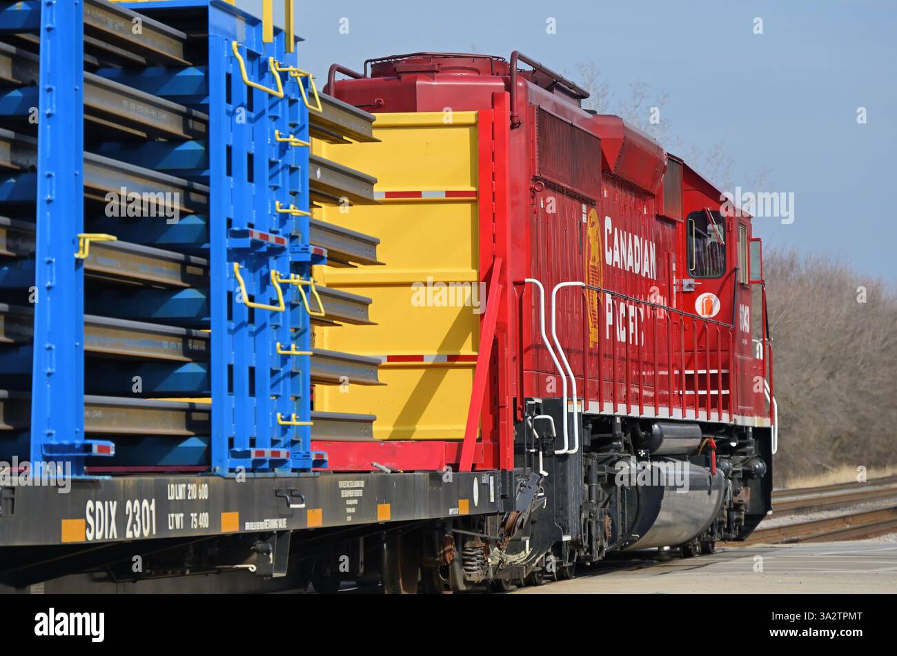 River Grove, Illinois, Stati Uniti. Una locomotiva dipinta del Pacifico canadese conduce un treno ferroviario saldato del Pacific Kansas City. Foto Stock