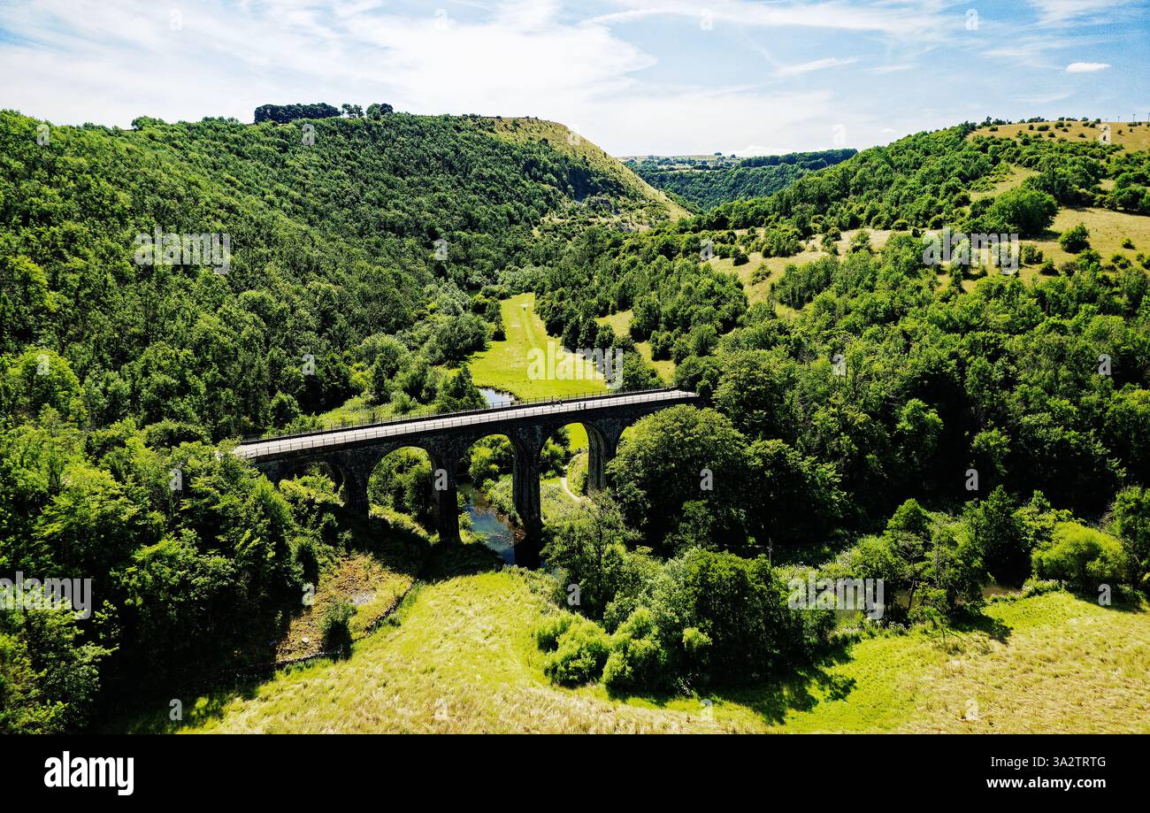 Viadotto di lapide, noto anche come viadotto di Monsal, ponte ferroviario in disuso, ora sentiero che attraversa Monsal Dale. Peak District National Park, Inghilterra Foto Stock
