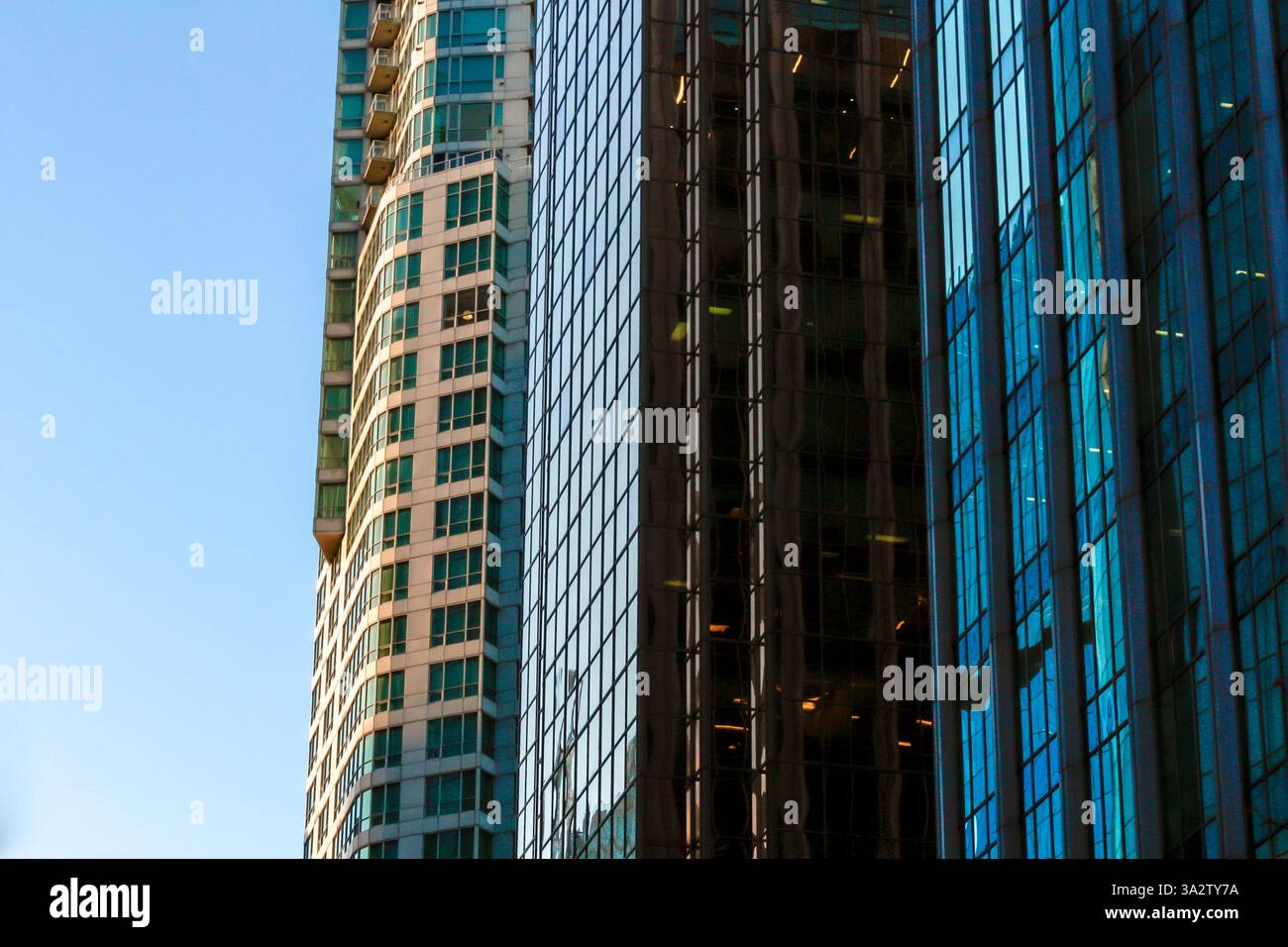 Un suggestivo skyline urbano con moderni e alti appartamenti che riflettono l'evoluzione della vita cittadina contemporanea con un'architettura elegante Foto Stock