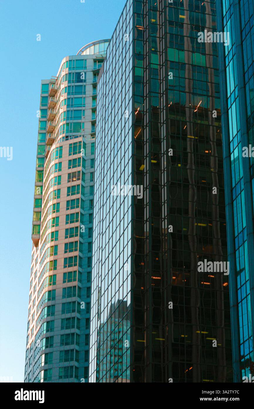 Un suggestivo skyline urbano con moderni e alti appartamenti che riflettono l'evoluzione della vita cittadina contemporanea con un'architettura elegante Foto Stock