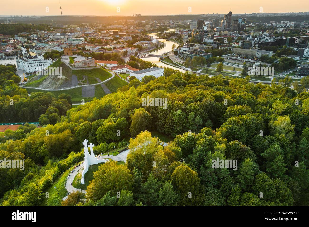 Vista aerea della città di Vilnius al tramonto dalla collina delle tre croci Foto Stock