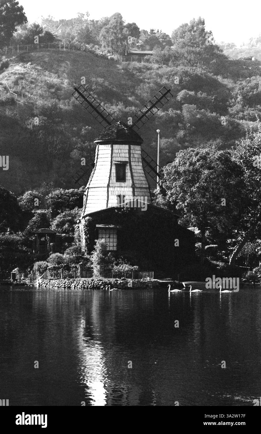 Pacific Palisades, California, USA, circa 1988. Vista del Santuario del Lago con l'iconica Cappella dei mulini a vento, riproduzione di un mulino a vento olandese del XVI secolo. Foto Stock