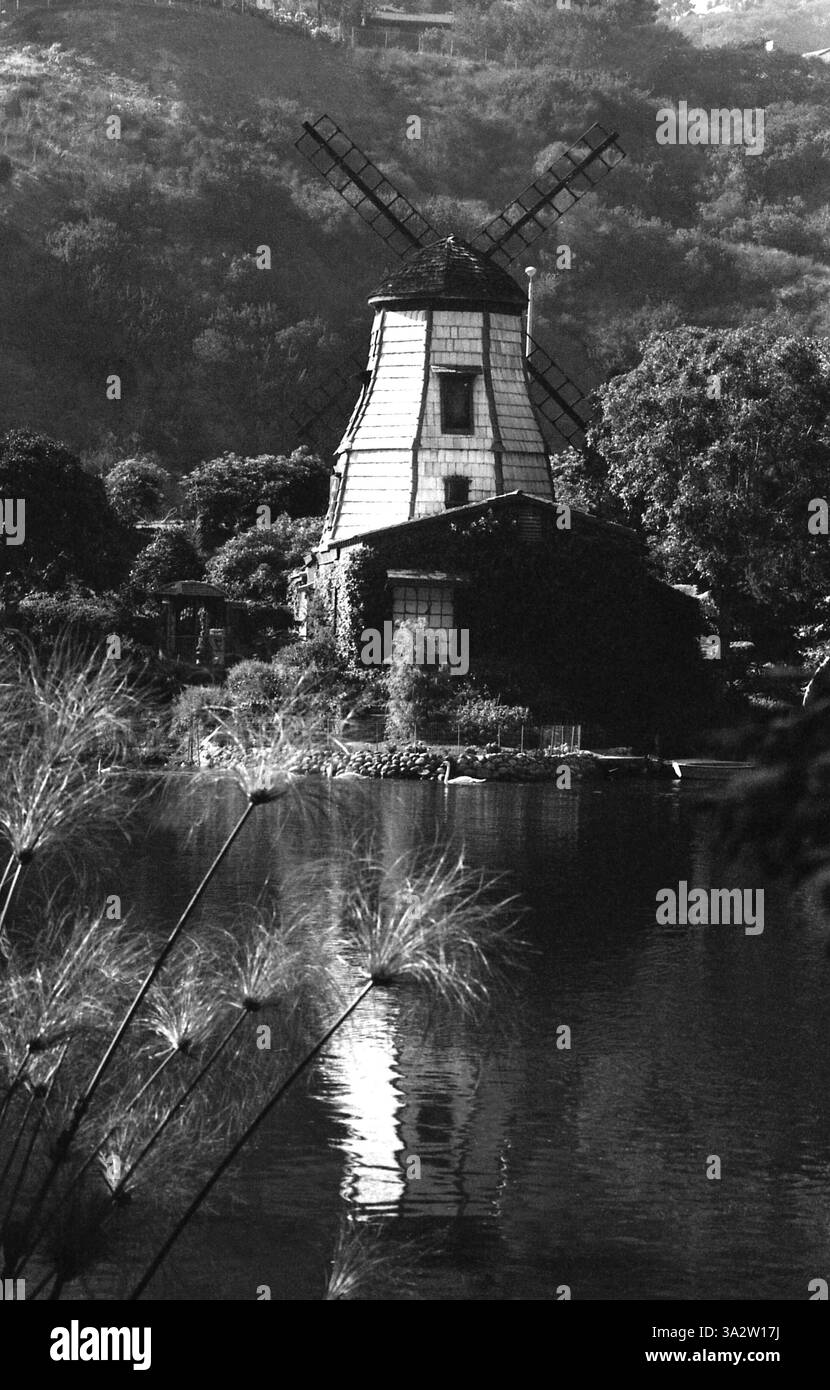Pacific Palisades, California, USA, circa 1988. Vista del Santuario del Lago con l'iconica Cappella dei mulini a vento, riproduzione di un mulino a vento olandese del XVI secolo. Foto Stock