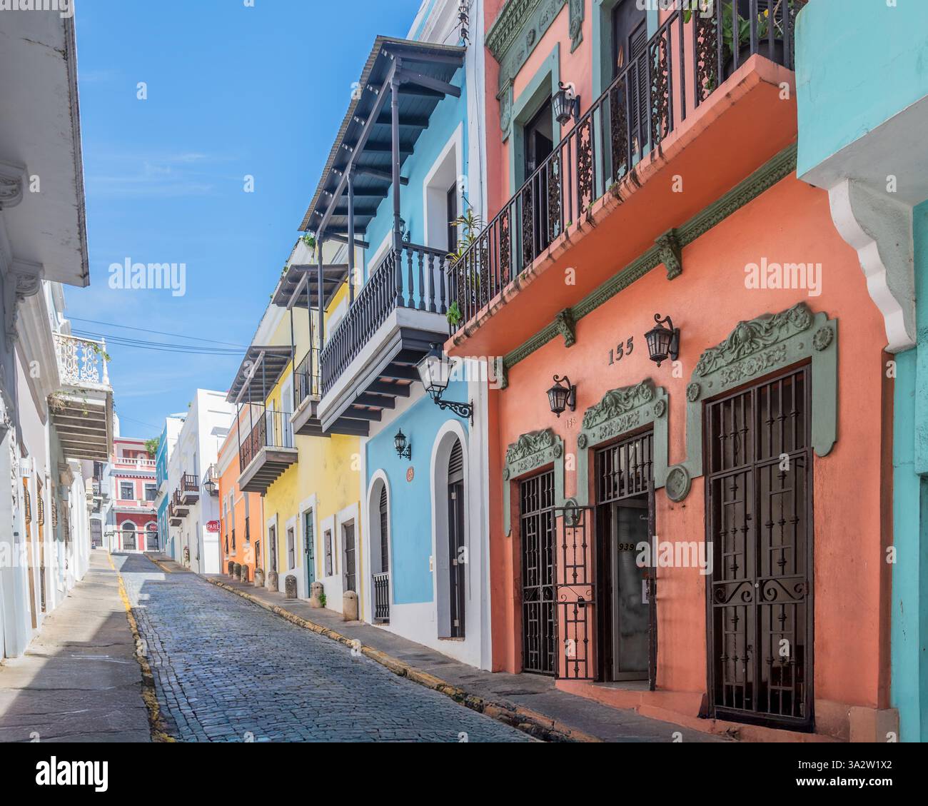 Colorata strada coloniale con balconi storici nella vecchia San Juan, Porto Rico Foto Stock