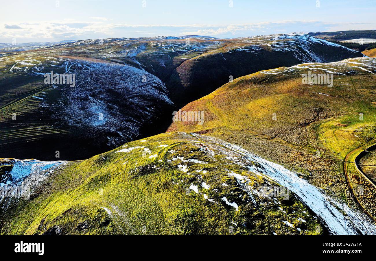 Castle Hills, fortezza preistorica di Alwinton, Northumberland. A nord-ovest sui bastioni sagomati di Cheviot Hills. L'antica strada di Clennell Street è sulla destra Foto Stock