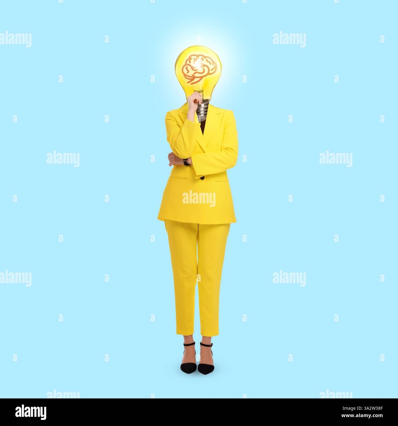Grafica creativa. Donna con lampadina e immagine del cervello al posto della testa su sfondo azzurro. Poster concettuale sull'idea e l'ispirazione Foto Stock