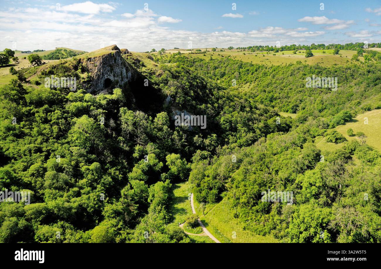 Caverna naturale di Thors Cave a manifold Valley, Staffordshire, Inghilterra. Le prime date di abitazione umana e di sepoltura risalgono al tardo Paleolitico 12.000 anni fa Foto Stock