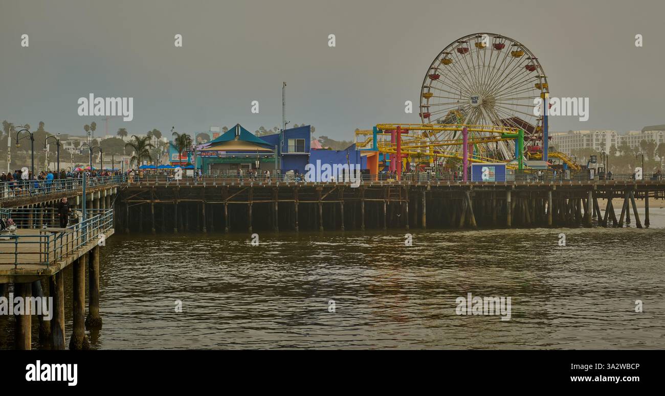 Il molo di Santa Monica è un grande molo ai piedi di Colorado Avenue a Santa Monica, California, Stati Uniti. Contiene la fine della Route 66 e del pacific Park Foto Stock