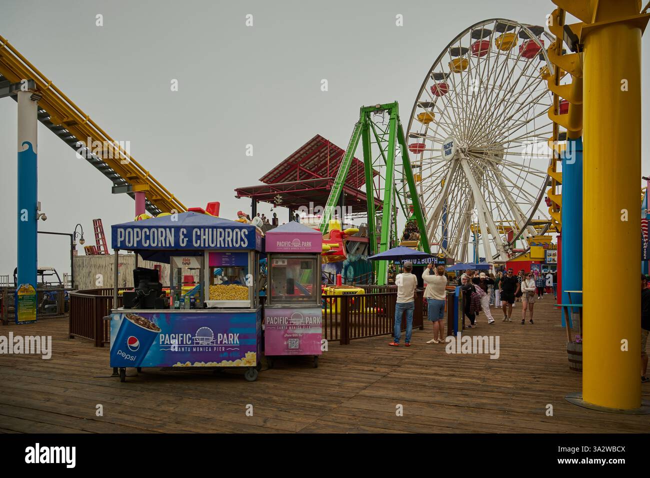 Il molo di Santa Monica è un grande molo ai piedi di Colorado Avenue a Santa Monica, California, Stati Uniti. Contiene la fine della Route 66 e del pacific Park Foto Stock
