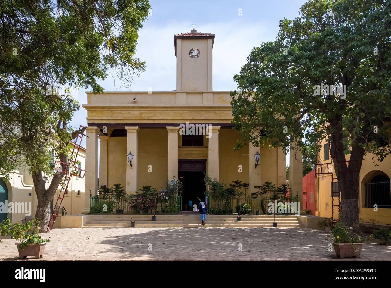 Particolare dell'Église Saint-Charles-Borromée sull'isola di Gorée, a 3 km da Dakar. Una chiesa del XIX secolo, parte del patrimonio coloniale dell'isola. Foto Stock