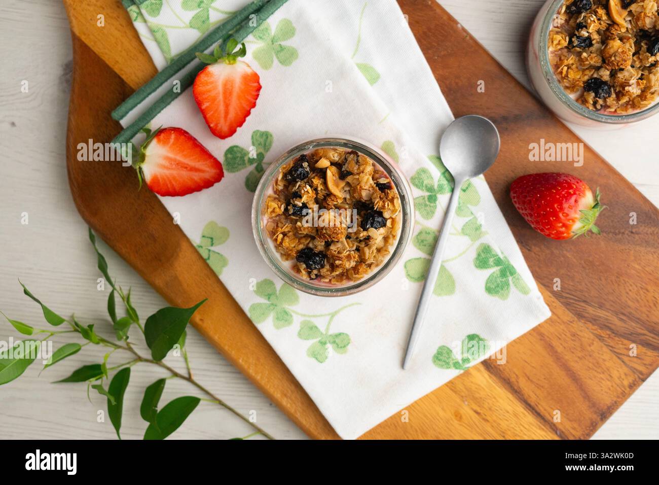 Yogurt greco con fragole e muesli a base di cereali e noci. Foto Stock