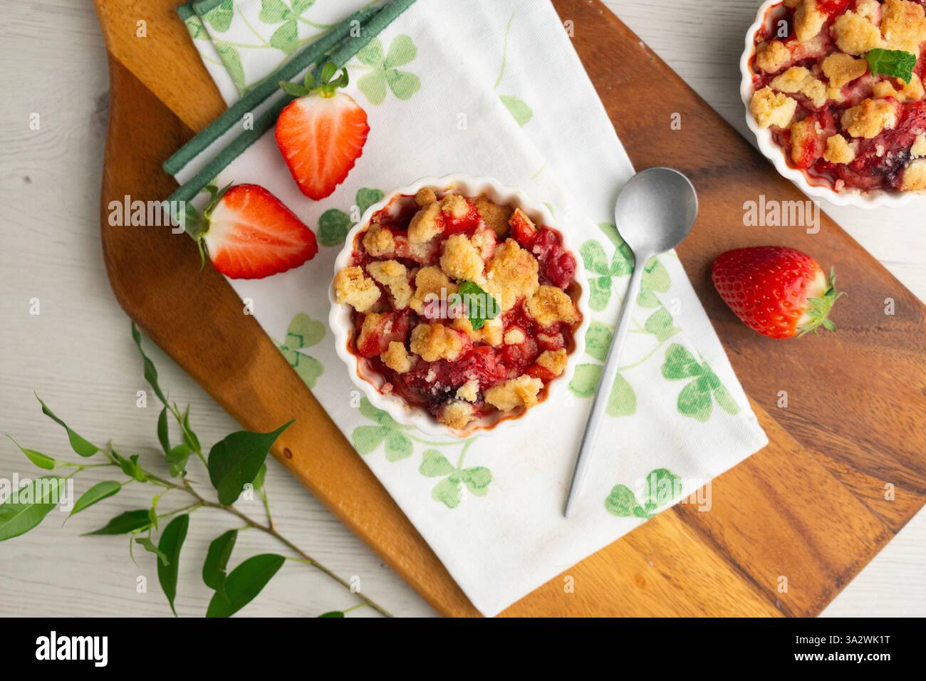 Fragole fatte in casa sbriciolano in una muffa singola, cotte nel forno. Foto Stock