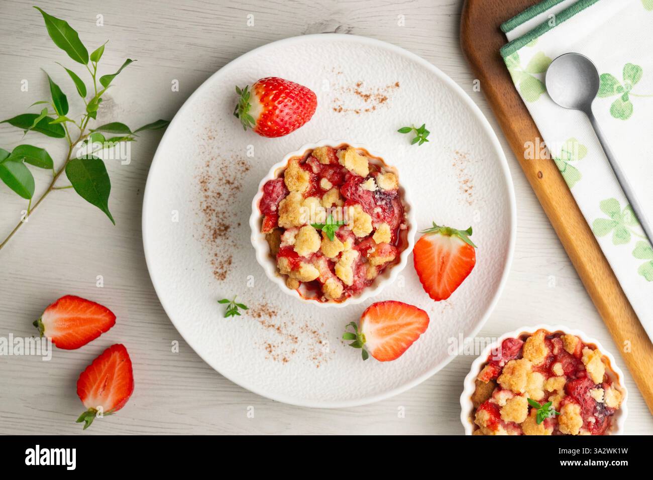 Fragole fatte in casa sbriciolano in una muffa singola, cotte nel forno. Foto Stock