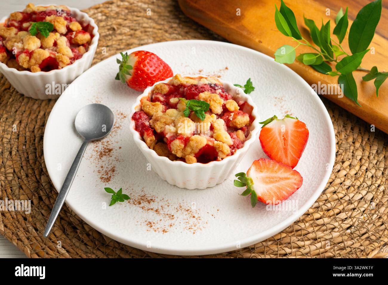 Fragole fatte in casa sbriciolano in una muffa singola, cotte nel forno. Foto Stock