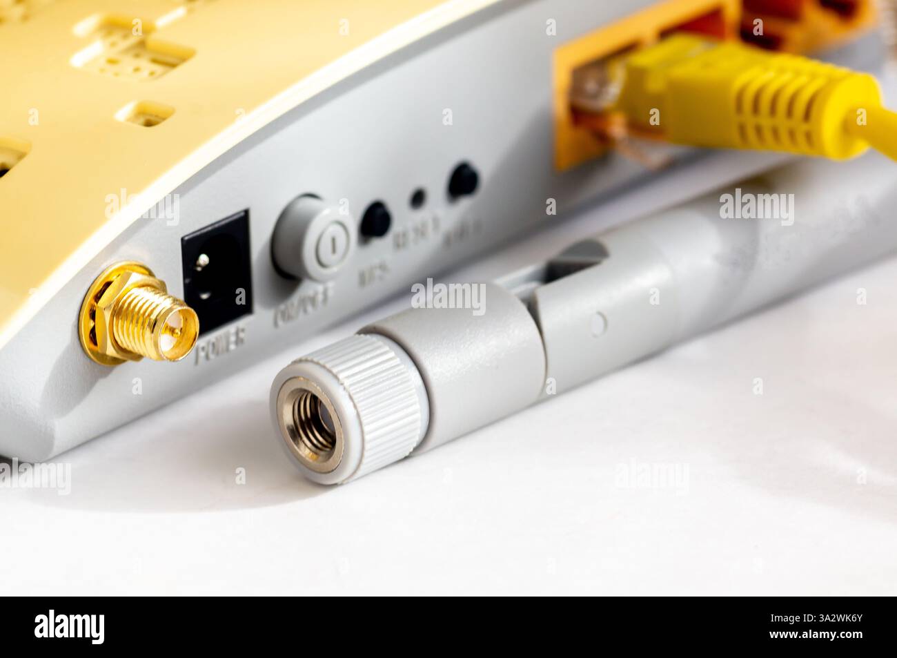 Vista ravvicinata dei connettori degli switch di rete LAN con i cavi Ethernet collegati. Isolato su sfondo bianco. Foto Stock