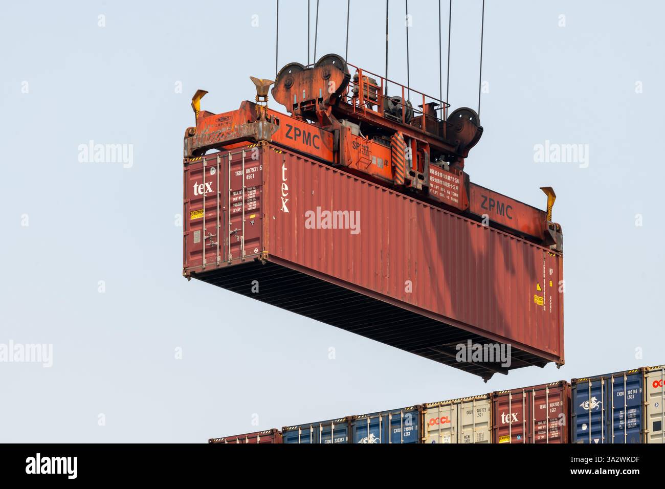 Hong Kong. Cina- 02.18.2025. Chiusura di un container trasportato su una nave da carico nel porto di Hong Kong. Foto Stock