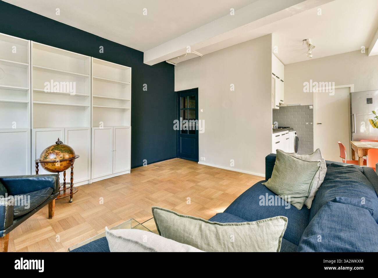 Interni eleganti e moderni che presentano elementi di design minimalista con un'accogliente area salotto e una disposizione aperta, con colori neutri e luce naturale. Foto Stock