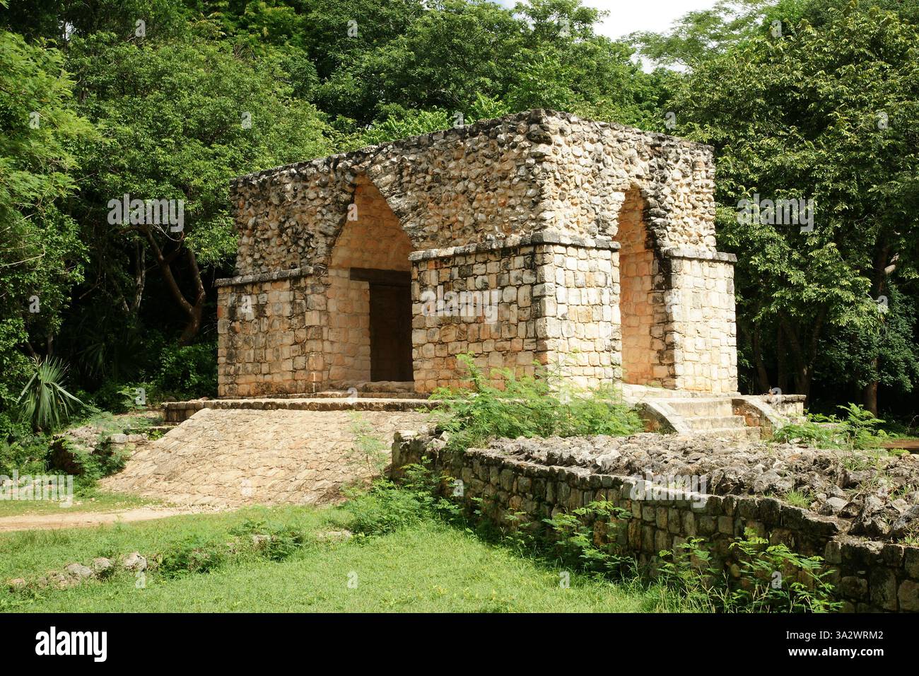 Messico. Yucatan. EK Balam. Struttura 18 (arco d'ingresso). Periodo tardo classico (550 -830 d.C.) Foto Stock