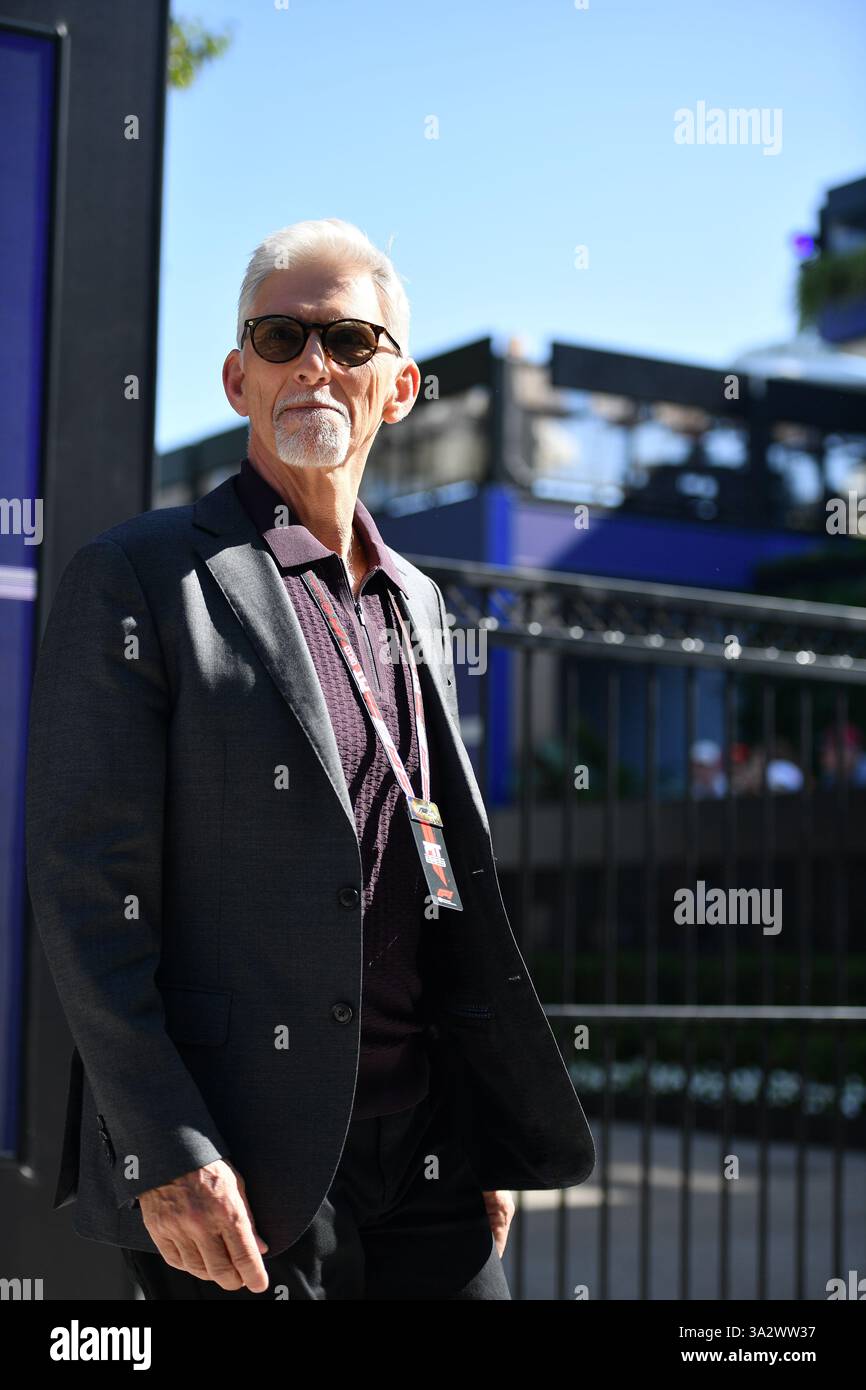 MELBOURNE, AUSTRALIA 14 marzo 2025. Nella foto: Il campione del mondo di Formula 1 e presentatore televisivo Damon Hill entra nel paddock di F1 all'Australian Round del 2025. Foto Stock
