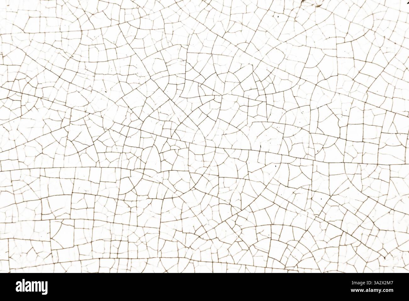 Consistenza di ceramica bianca antica, piastrelle o pittura vintage con crepe, rivestimento su sfondo bianco Foto Stock