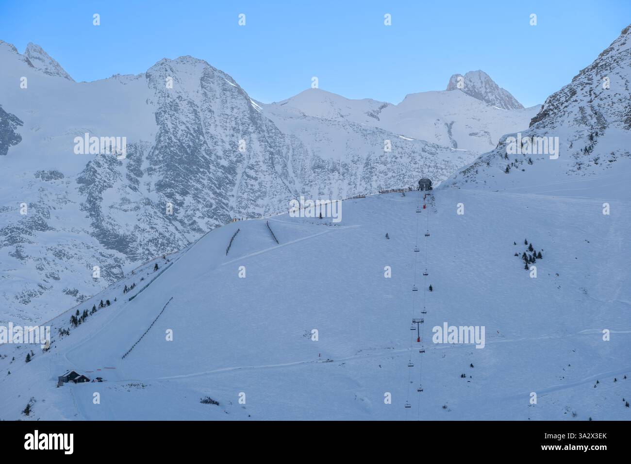 Tranquille piste vuote della stazione sciistica di Megève al mattino presto, Alpi francesi, Francia. Foto Stock