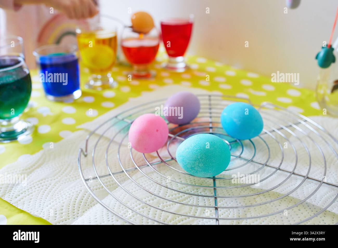 Utilizzare coloranti per colorare le uova di Pasqua a casa. Dipingere uova colorate per la caccia di Pasqua. Preparatevi per la festa di Pasqua. Tradizioni di famiglia. Foto Stock