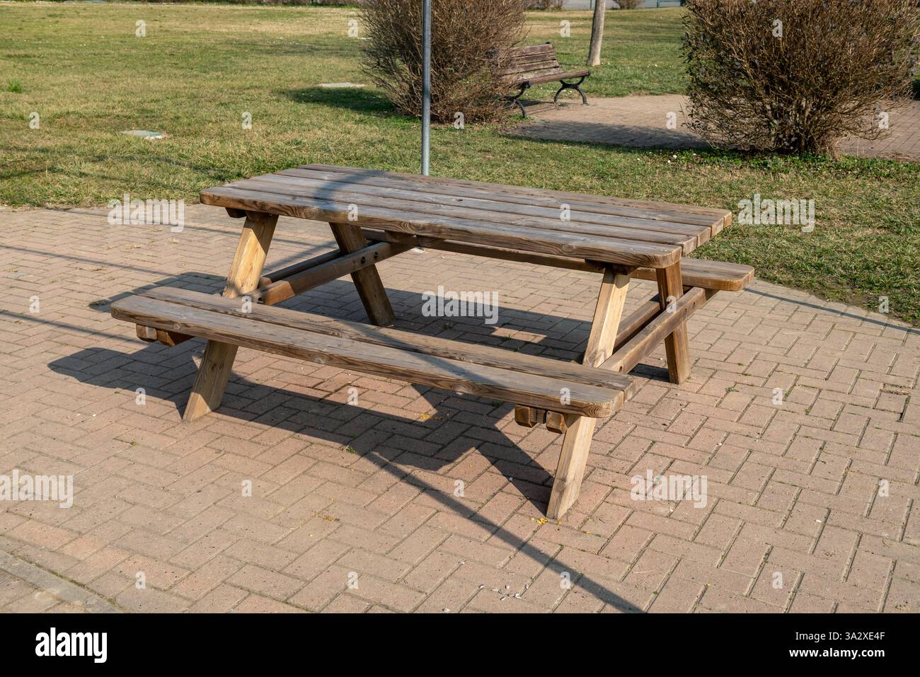 spazio pubblico dotato di tavolo in legno, per momenti conviviali all'aria aperta ideale per giocare, pranzi, picnic, rilassarsi con gli amici, diventare il massimo Foto Stock