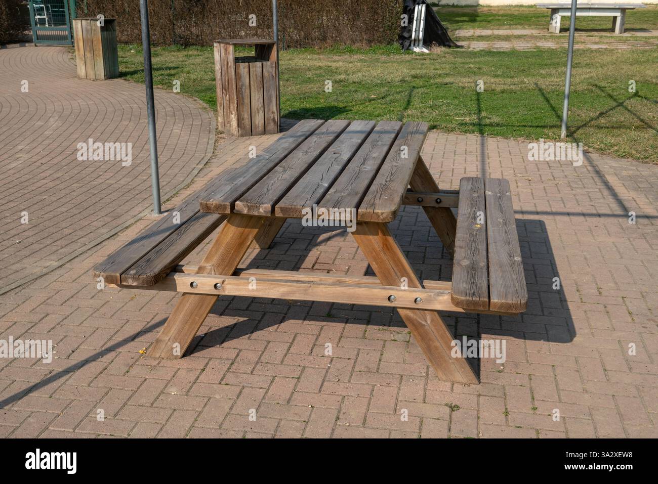 spazio pubblico dotato di tavolo in legno, per momenti conviviali all'aria aperta ideale per giocare, pranzi, picnic, rilassarsi con gli amici, diventare il massimo Foto Stock