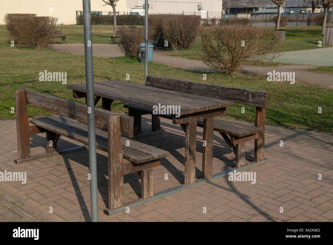 spazio pubblico dotato di tavolo in legno, per momenti conviviali all'aria aperta ideale per giocare, pranzi, picnic, rilassarsi con gli amici, diventare il massimo Foto Stock