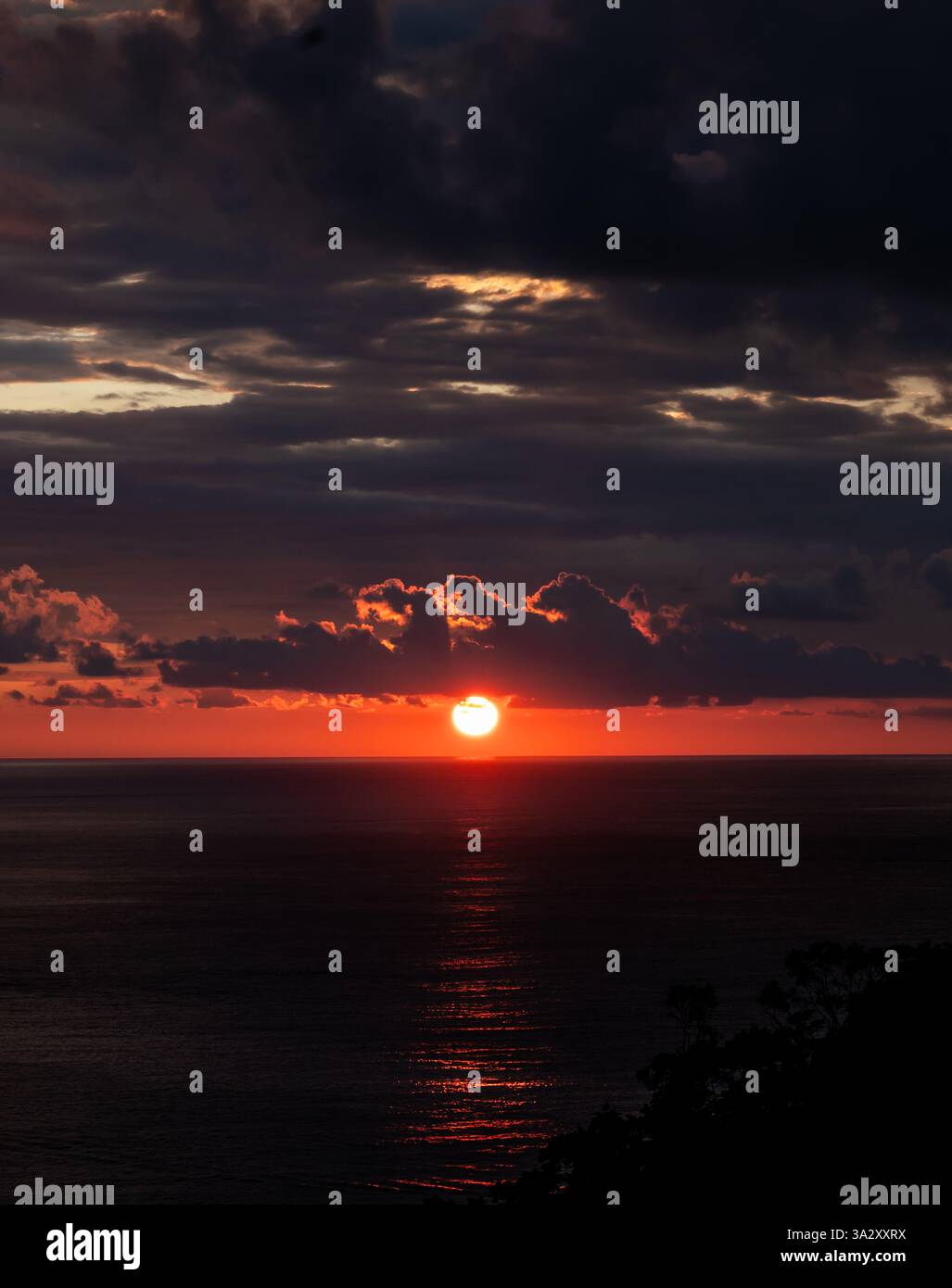Splendido tramonto arancione con nuvole sull'oceano in Costa Rica. Foto Stock