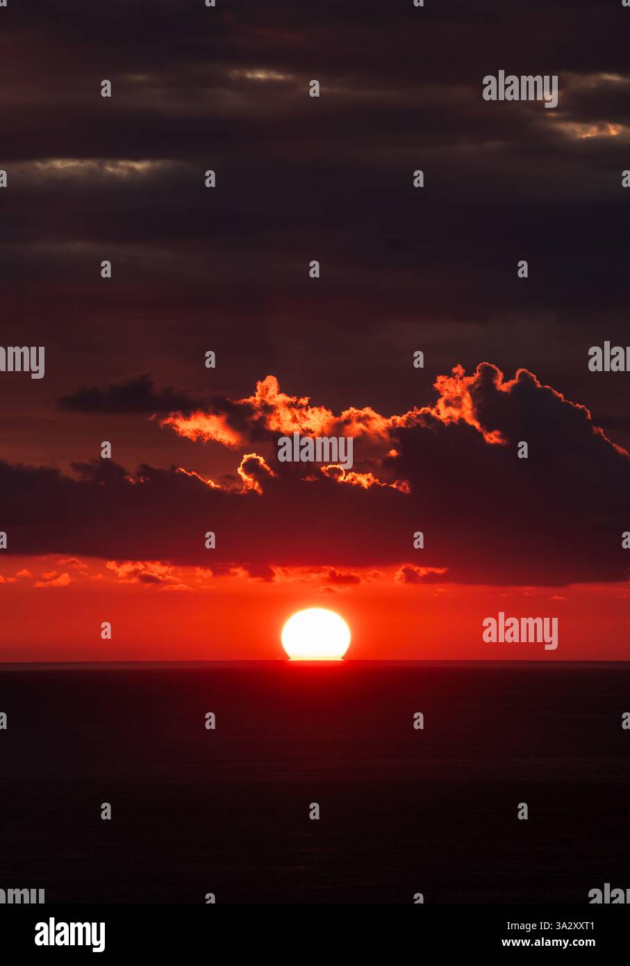 Splendido tramonto arancione con nuvole sull'oceano in Costa Rica. Foto Stock