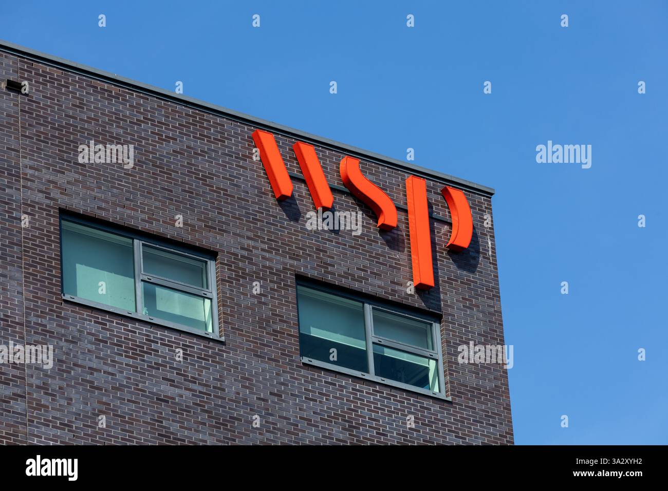 Logo WSP sull'edificio. WSP è una società di servizi a livello globale che fornisce servizi di consulenza strategica, ingegneria e progettazione. Foto Stock