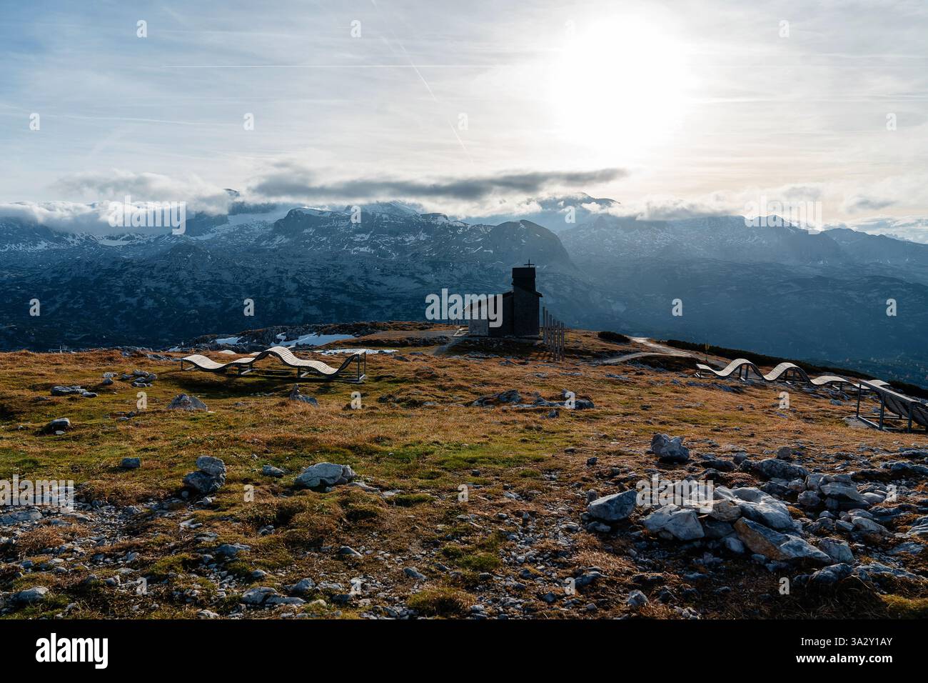 Vista della vecchia casa residenziale austriaca sulle montagne Foto Stock