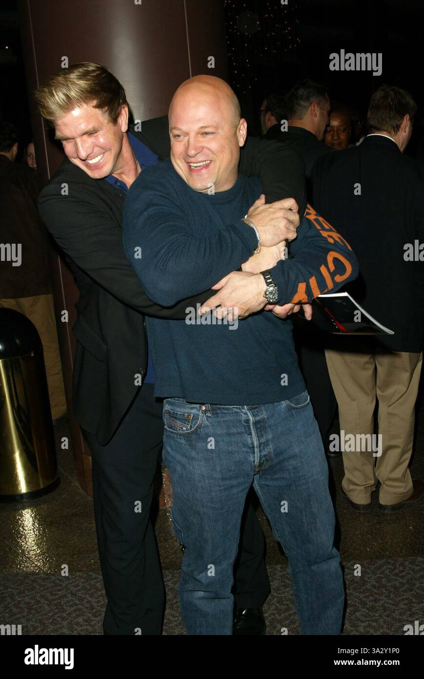 6 GENNAIO 2003 - LOS ANGELES, CALIFORNIA, STATI UNITI - K28137FB ..LA SECONDA STAGIONE DELLO SCUDO È STATA PROIETTATA IN ANTEPRIMA AL . DIRECTORS GUILD OF AMERICA A LOS ANGELES, CA..1/6/2003 .. FITZROY BARRETT / 2003 . KENNETH JOHNSON E MICHAEL CHIKLIS (immagine di credito: © Globe Photos/ZUMAPRESS.com) Foto Stock