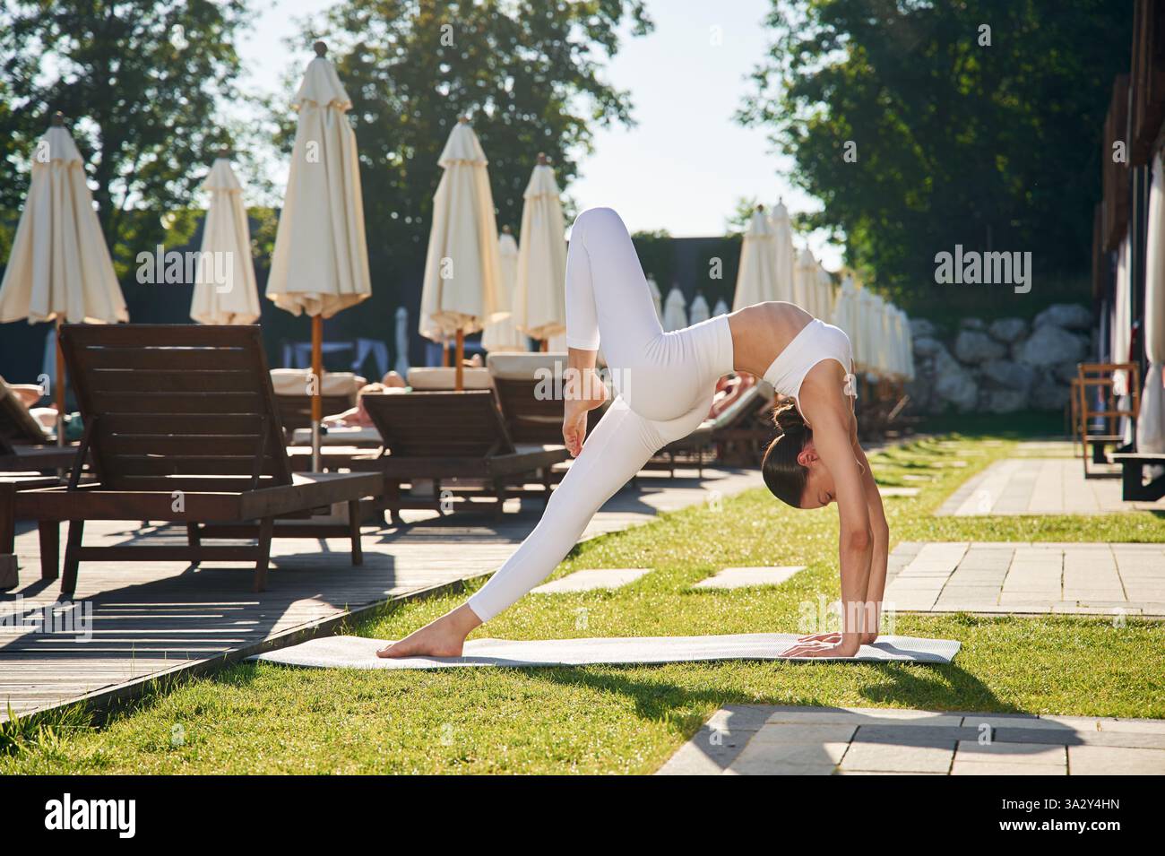 Contro l'esterno del complesso ricreativo. Una giovane donna in abiti da fitness è all'aperto. Foto Stock