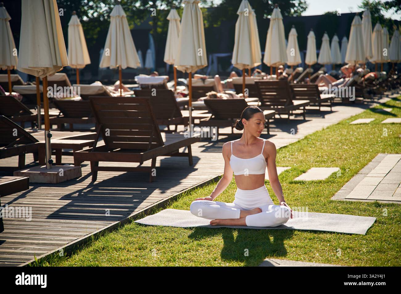 Contro l'esterno del complesso ricreativo. Una giovane donna in abiti da fitness è all'aperto. Foto Stock