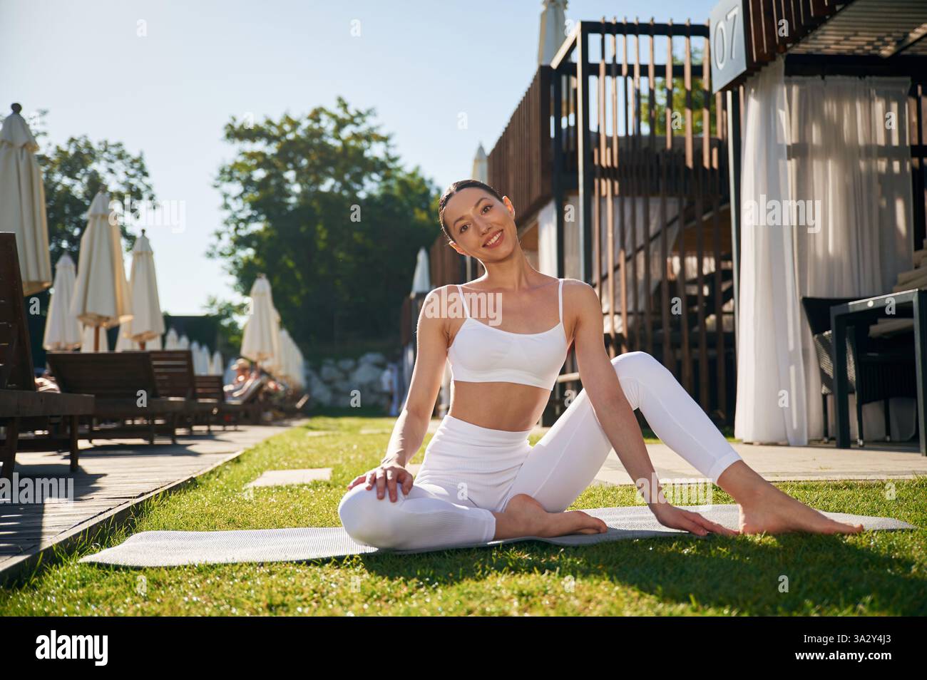 Contro l'esterno del complesso ricreativo. Una giovane donna in abiti da fitness è all'aperto. Foto Stock