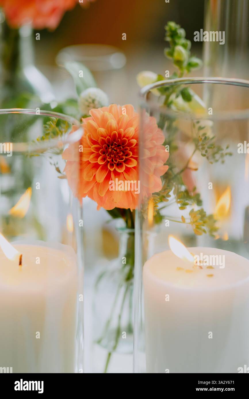 Elegante disposizione floreale e a candela con luce ambiente calda Foto Stock