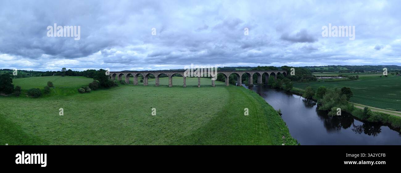 Vista panoramica del viadotto di Arthington, noto anche come viadotto di Castley o viadotto di Wharfedale, ponte ferroviario che attraversa la valle di Wharfe. Arthington Foto Stock