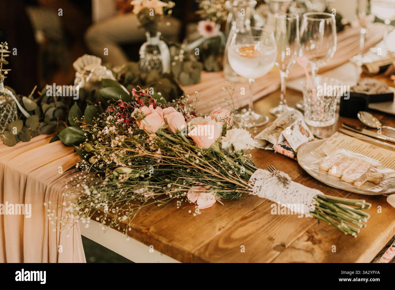 Decorazioni per tavoli con bouquet nuziale e eucalipto Foto Stock